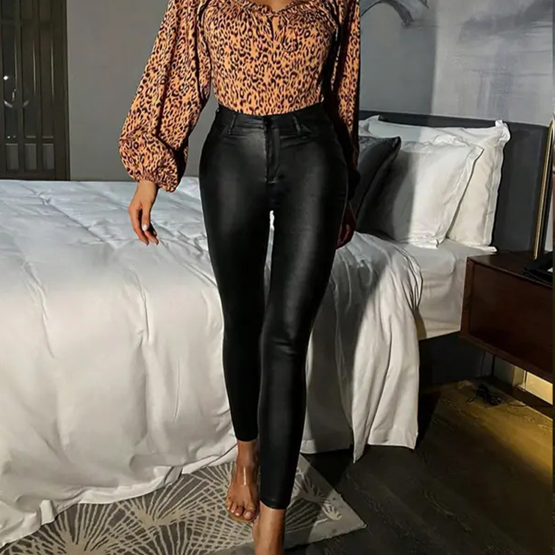 pantalones efecto piel